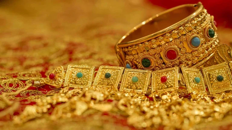 Gold prices rise in global and local markets